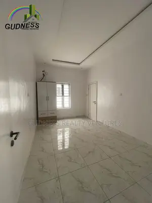 5bdrm Apartment in Chevron for sale