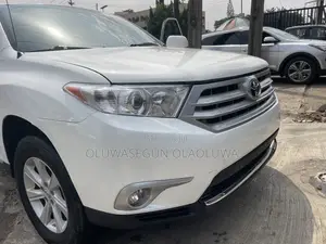 Toyota Highlander 3.5L 2WD 2013 White