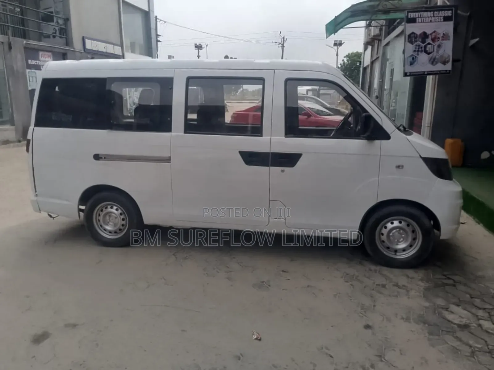 Bus 2015 White