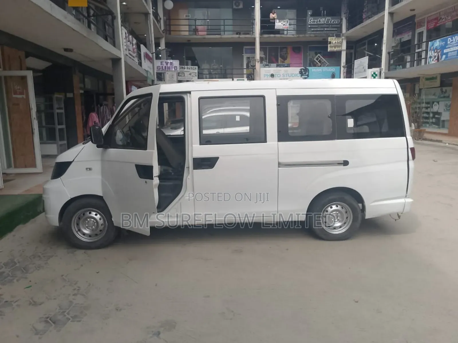 Bus 2015 White