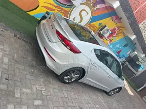 Hyundai Elantra SE Sedan FWD (2.0L 4cyl 6M) 2017 Silver