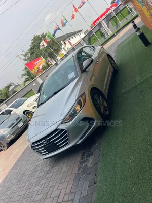 Hyundai Elantra SE Sedan FWD (2.0L 4cyl 6M) 2017 Silver