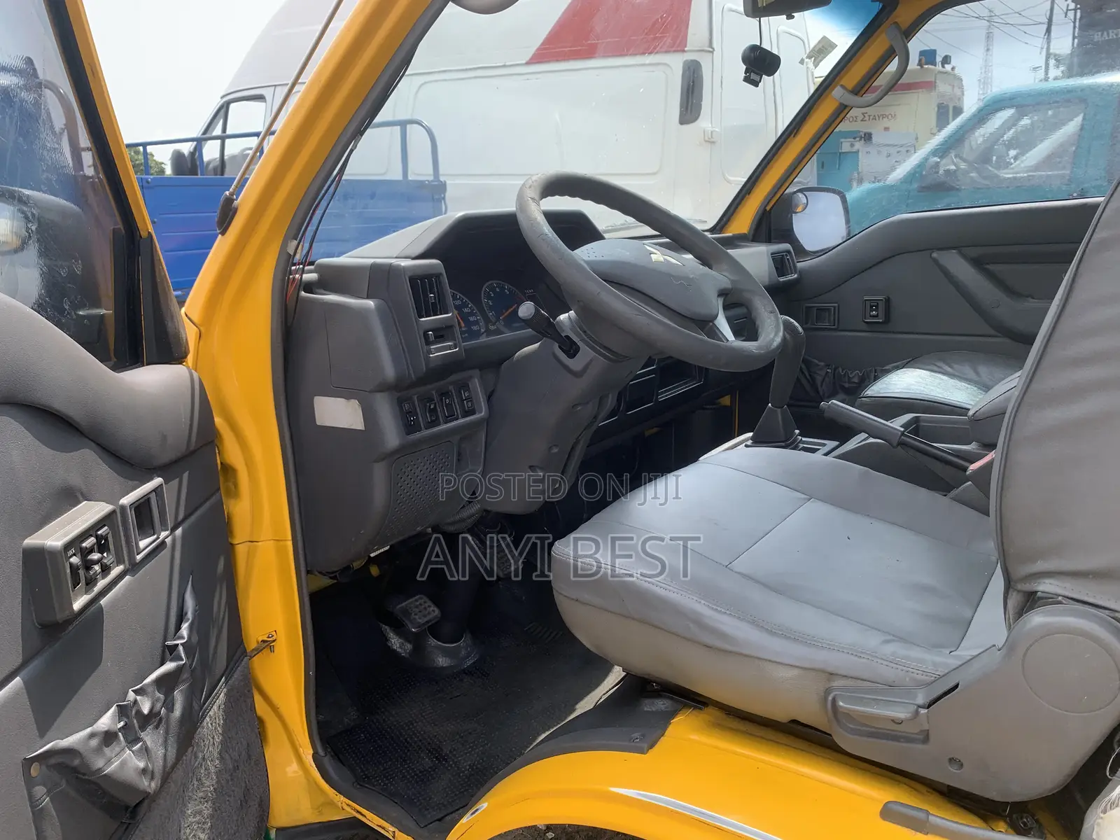 Mitsubishi Delica 2014 Yellow