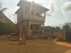 3bdrm Apartment and 2 Poultry Houses in Bina Momodu, Auchi for Sale