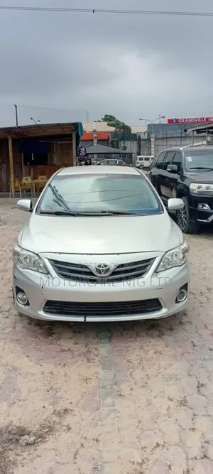 Toyota Corolla LE 4dr Sedan (1.8L 4cyl 4A) 2011 Silver