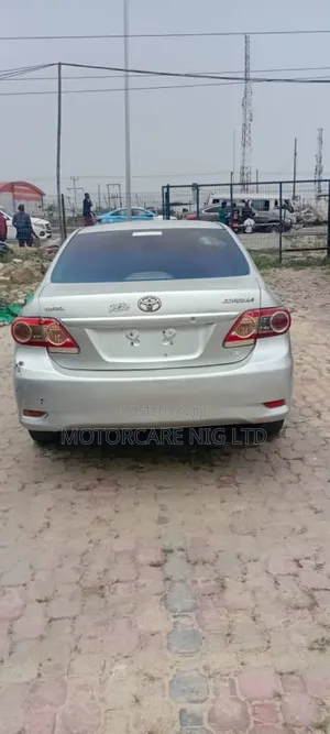 Toyota Corolla LE 4dr Sedan (1.8L 4cyl 4A) 2011 Silver