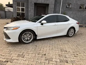 Toyota Camry XLE (2.5L 4cyl 8A) 2019 White