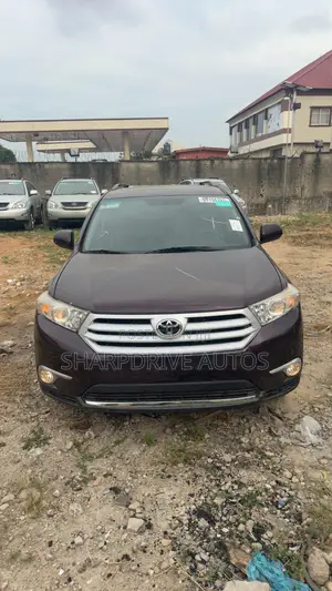 Toyota Highlander SE 2012 Brown