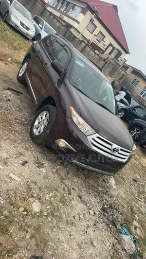 Toyota Highlander SE 2012 Brown