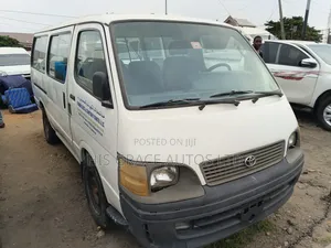 Toyota HiAce 2000 White