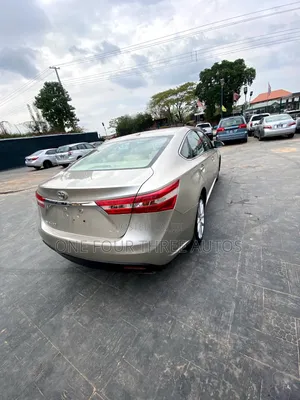 Toyota Avalon XLE 4dr Sedan (3.5L 6cyl 6A) 2015 Gold