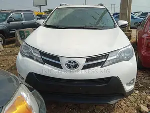 Toyota RAV4 XLE 4dr SUV AWD (2.5L 4cyl 6A) 2014 White