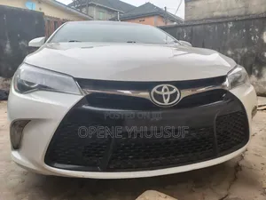 Toyota Camry SE w/Special Edition Pkg (2.5L 4cyl 6A) 2016 White