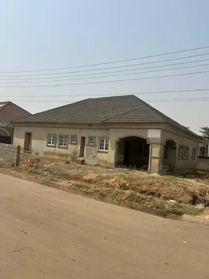 5bdrm Bungalow in Estate Opposite, Dakwo District for sale