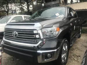 Toyota Tundra SR5 5.7L V8 w/FFV 4x4 CrewMax 5.6 ft. box 145.7 in. WB