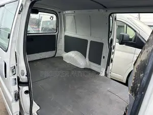 Toyota HiAce 2006 White