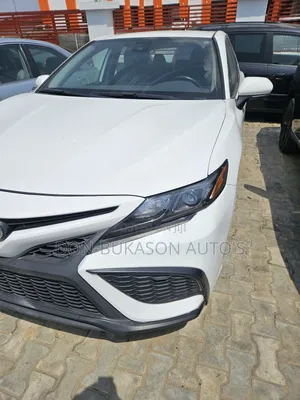 Toyota Camry SE FWD (2.5L 4cyl 8AM) 2018 White
