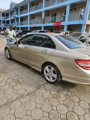 Mercedes-Benz C300 Luxury Sedan RWD (3.0L 6cyl 7A) 2011 Gold