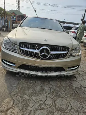 Mercedes-Benz C300 Luxury Sedan RWD (3.0L 6cyl 7A) 2011 Gold