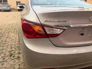 Hyundai Sonata GLS Sedan FWD (2.4L 4cyl 6M) 2012 Gold