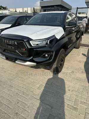 New Toyota Hilux 2025 Black