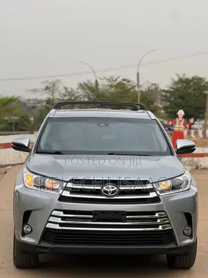 Toyota Highlander XLE 4x4 V6 (3.5L 6cyl 8A) 2018 Gray