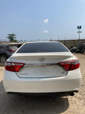 Toyota Camry SE 4dr Sedan (2.5L 4cyl 6A) 2016 White