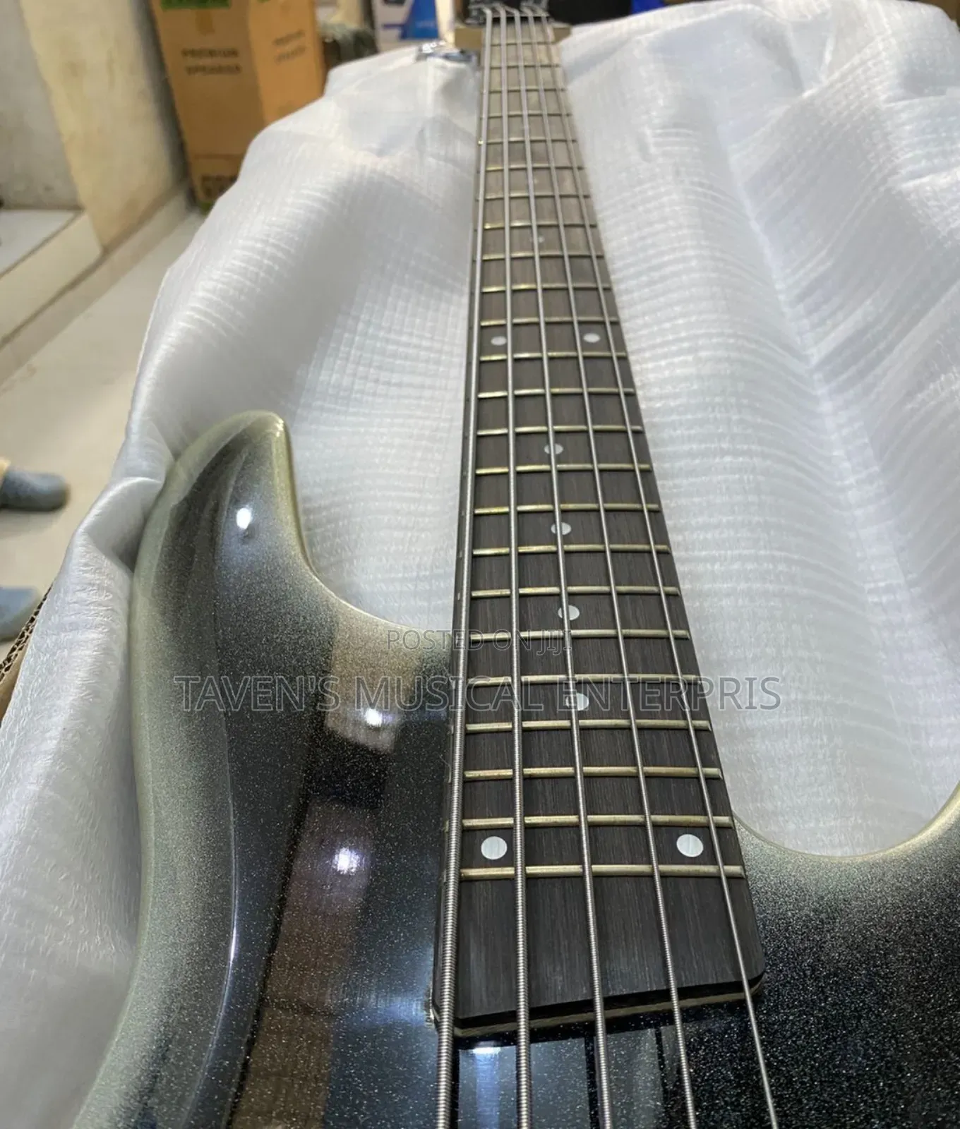 Ibanez Sr305e Five Strings Electric Bass Guitar