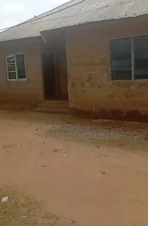 6bdrm Bungalow in Useh Offot, Nwaniba, Uyo for sale
