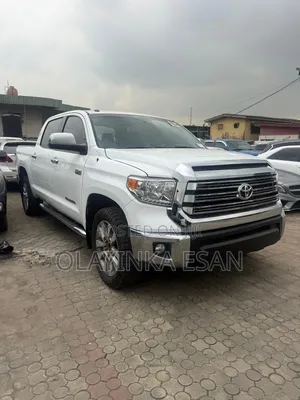 Toyota Tundra Limited 5.7L V8 4x2 CrewMax 5.6 ft. box 145.7 in. WB 2017