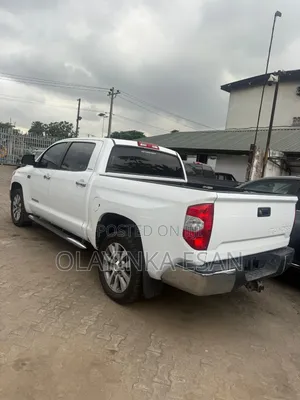 Toyota Tundra Limited 5.7L V8 4x2 CrewMax 5.6 ft. box 145.7 in. WB 2017