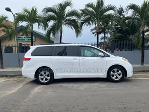Toyota Sienna LE 7-Passenger 4dr Minivan AWD (3.5L 6cyl 6A) 2014 White