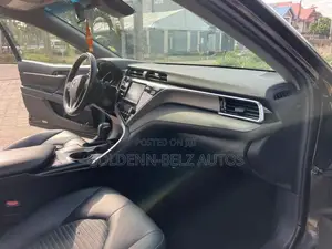 Toyota Camry SE FWD (2.5L 4cyl 8AM) 2018 Black