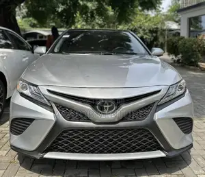 Toyota Camry XLE FWD (2.5L 4cyl 8AM) 2018 Silver