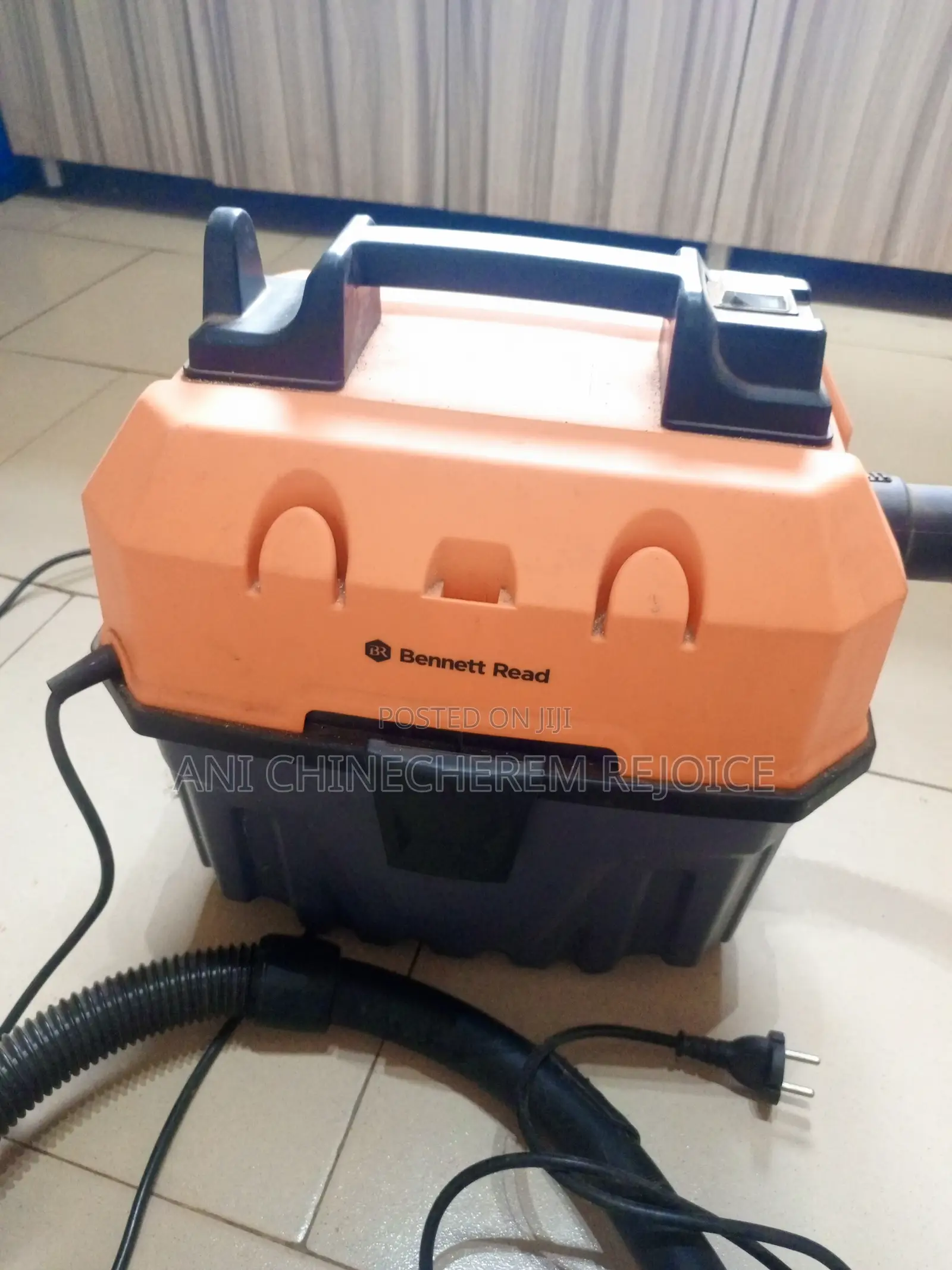 Vacuum Cleaner With Blower
