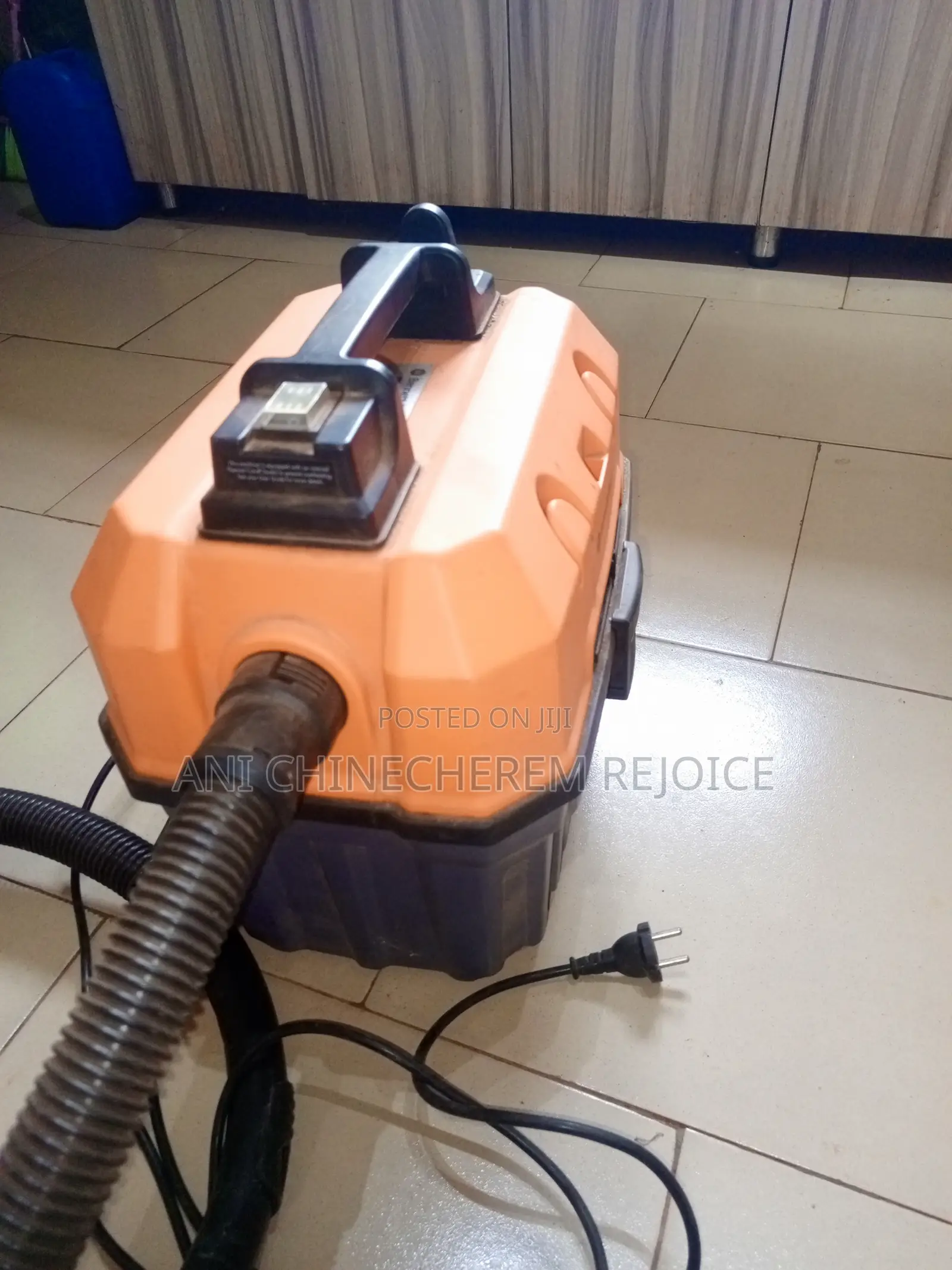 Vacuum Cleaner With Blower