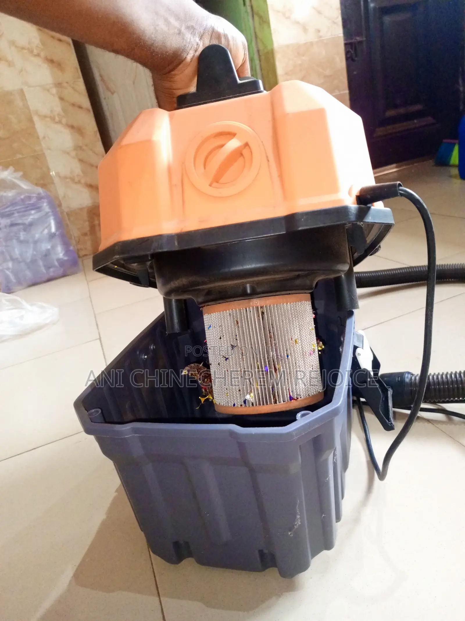 Vacuum Cleaner With Blower