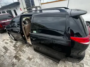 Toyota Previa 2.4 SE 2019 Black
