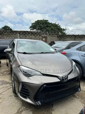 Toyota Corolla XLE (1.8L 4cyl 2A) 2019 Gold