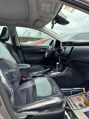 Toyota Corolla XLE (1.8L 4cyl 2A) 2019 Gold