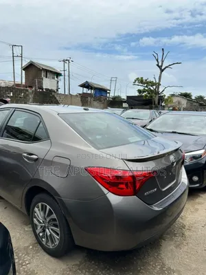 Toyota Corolla XLE (1.8L 4cyl 2A) 2019 Gold