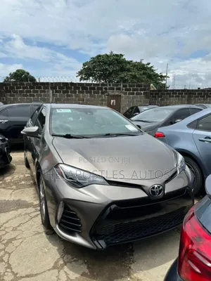 Toyota Corolla XLE (1.8L 4cyl 2A) 2019 Gold