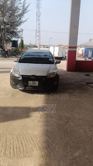 Ford Focus SE 4dr Sedan (2.0L 4cyl 5M) 2014 White