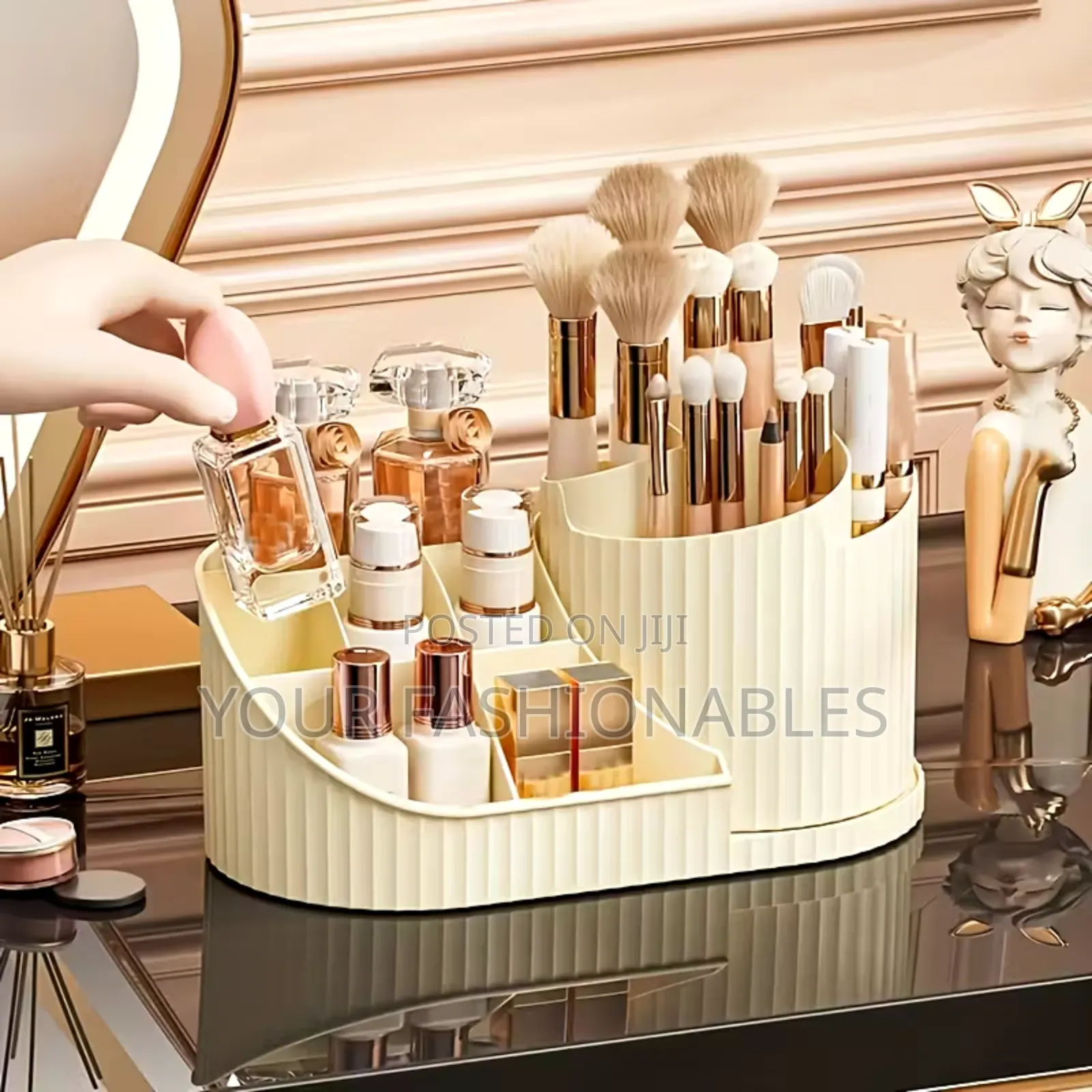 Beautiful Rotating Makeup Keeper Organiser