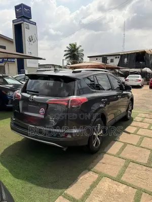 Toyota RAV4 XLE AWD (2.5L 4cyl 6A) 2016 Gray