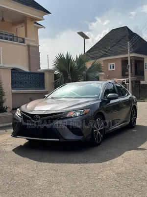 Toyota Camry SE FWD 2020 Gray