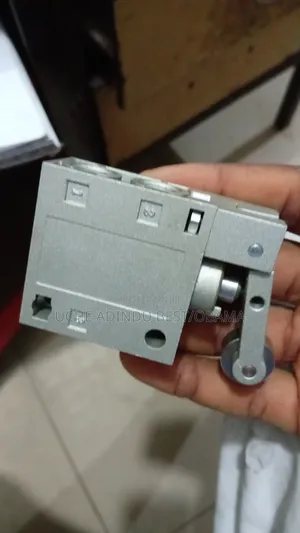 Roller Pneumatic Valve 3 Hole 1/4