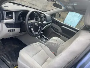 Toyota Highlander LE 4x4 V6 (3.5L 6cyl 8A) 2017 Gray