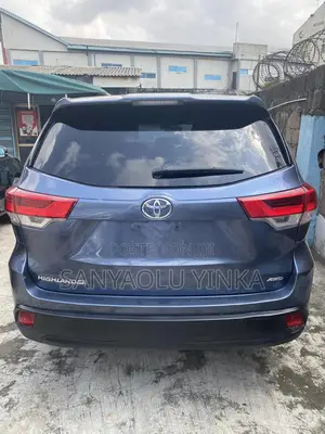 Toyota Highlander LE 4x4 V6 (3.5L 6cyl 8A) 2017 Gray