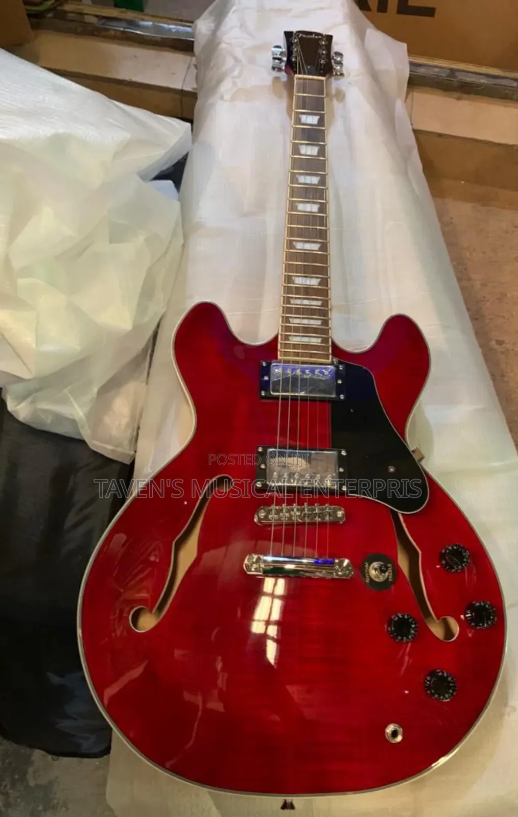 Fender Six Strings Passive Semi-Hollow Guitar